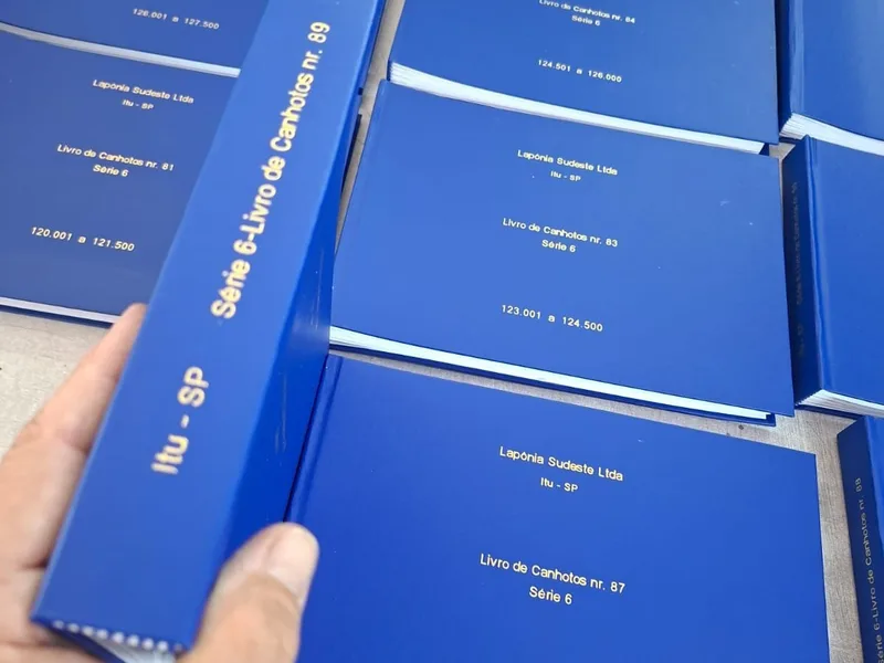 Livro com capa dura personalizada e encadernação de alta durabilidade produzida pela Gráfica Mais Cópia