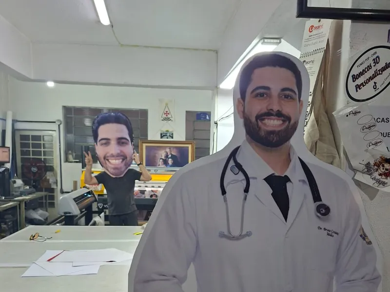 Totem em formato de médico produzido pela Gráfica Mais Cópia